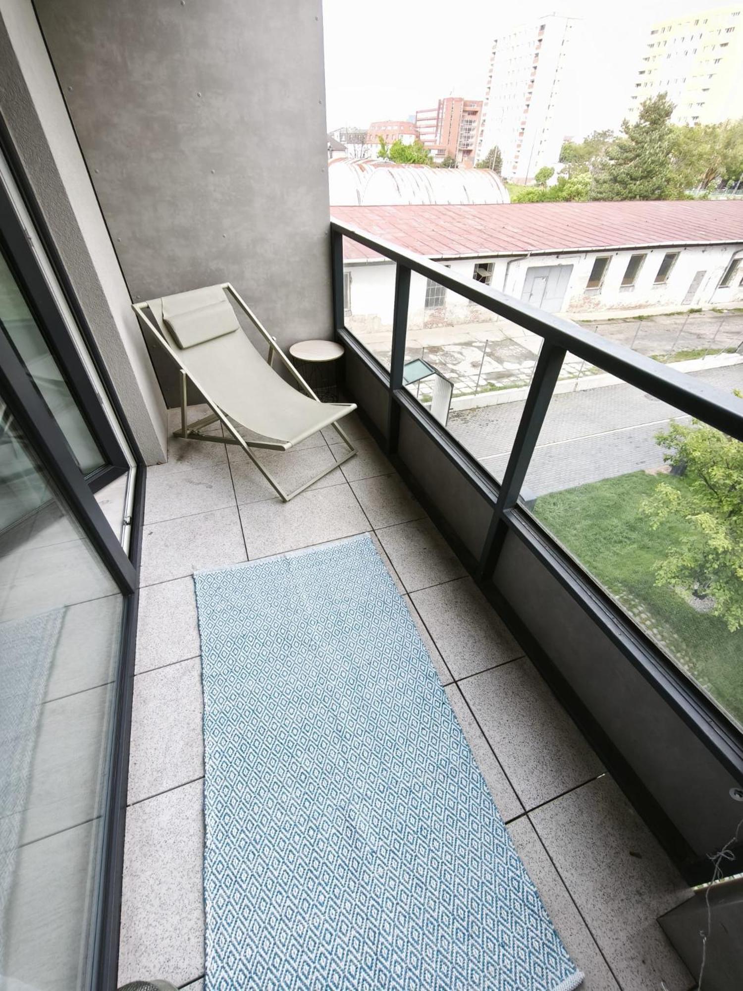 Cozy Urban - Balcony With Garden View *